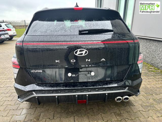 Hyundai KONA N Line 1.6 T-GDI 150PS, Schwarz-Metallic, 18" ALU, Privacy-Glas, Winter-Paket, 2-Zonen-Klimaautomatik, Dachreling, Lederlenkrad, Tempomat, NAVIGATION 12,3", Parksensoren vorrn/hinten, R&uuml;ckfahrkamera, Alarm, LED-Scheinwerfer, Smart Key, Armlehne vorn 