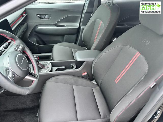 Hyundai KONA N Line 1.6 T-GDI 150PS, Schwarz-Metallic, 18" ALU, Privacy-Glas, Winter-Paket, 2-Zonen-Klimaautomatik, Dachreling, Lederlenkrad, Tempomat, NAVIGATION 12,3", Parksensoren vorrn/hinten, R&uuml;ckfahrkamera, Alarm, LED-Scheinwerfer, Smart Key, Armlehne vorn 