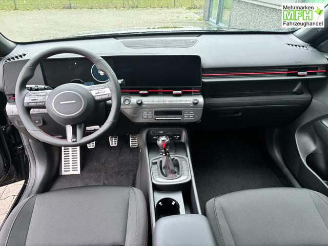 Hyundai KONA N Line 1.6 T-GDI 150PS, Schwarz-Metallic, 18" ALU, Privacy-Glas, Winter-Paket, 2-Zonen-Klimaautomatik, Dachreling, Lederlenkrad, Tempomat, NAVIGATION 12,3", Parksensoren vorrn/hinten, R&uuml;ckfahrkamera, Alarm, LED-Scheinwerfer, Smart Key, Armlehne vorn 