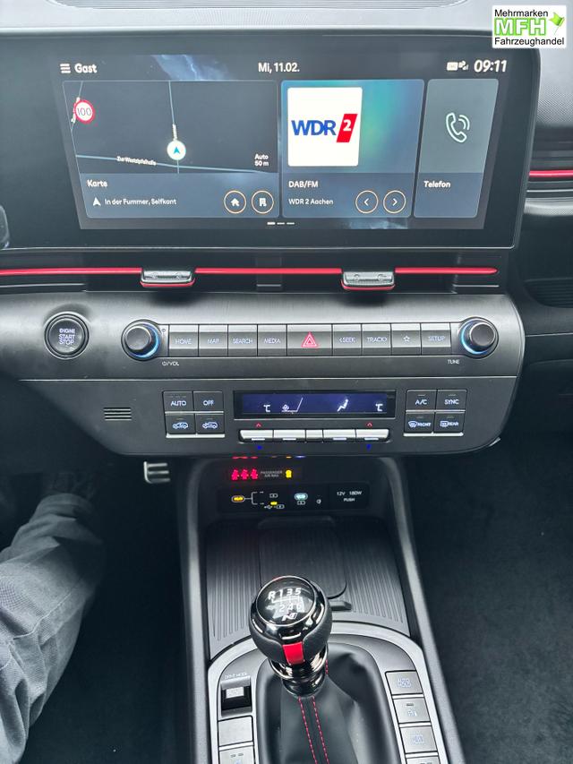 Hyundai KONA N Line 1.6 T-GDI 150PS, Schwarz-Metallic, 18" ALU, Privacy-Glas, Winter-Paket, 2-Zonen-Klimaautomatik, Dachreling, Lederlenkrad, Tempomat, NAVIGATION 12,3", Parksensoren vorrn/hinten, R&uuml;ckfahrkamera, Alarm, LED-Scheinwerfer, Smart Key, Armlehne vorn 