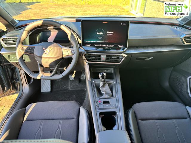 Cupra Leon Sportstourer Basis 1.5 TSI 150PS 6-Gang, 5 Jahre Garantie, AHK SCHWENKBAR, EDGE-PAKET, WINTER-PAKET, Elektr. Heckklappe, Dachreling, 18" Alu, Voll-LED-Scheinwerfer, 3Z-Climatronic, ACC/Tempomat, Digitales Cockpit, Full Link, Parksensoren v/h, Privacy-Glas, M-Lederlenkrad 