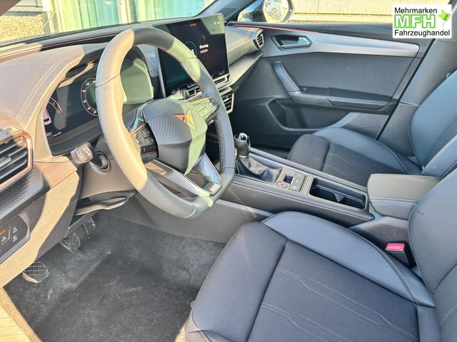 Cupra Leon Sportstourer Basis 1.5 TSI 150PS 6-Gang, 5 Jahre Garantie, AHK SCHWENKBAR, EDGE-PAKET, WINTER-PAKET, Elektr. Heckklappe, Dachreling, 18" Alu, Voll-LED-Scheinwerfer, 3Z-Climatronic, ACC/Tempomat, Digitales Cockpit, Full Link, Parksensoren v/h, Privacy-Glas, M-Lederlenkrad 