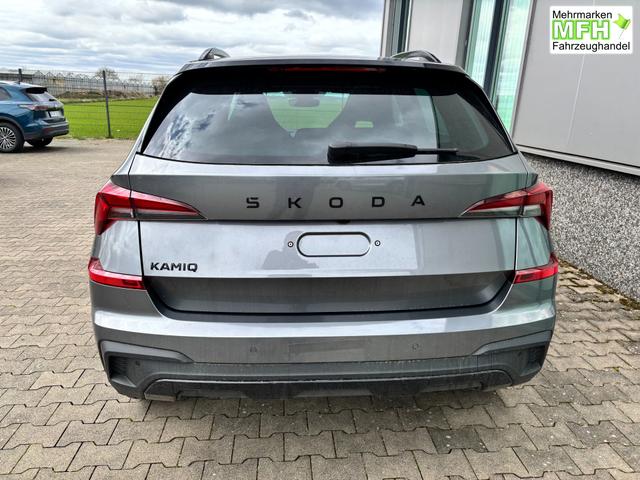 Skoda Kamiq Monte Carlo 1.0 TSI 115PS DSG, GRAU-MET/Dach schwarz, 18" ALU, AHK-VORBEREITUNG, Panoramadach, Matrix-LED, Parksensoren v/h, Kamera, Tempomat, Virtual Cockpit (8"!!), Kessy, Winter-Paket, Climatronic, Radio 8", SmartLink, NSW, Sport-M-Lederlenkrad beheizt, Dachreling 