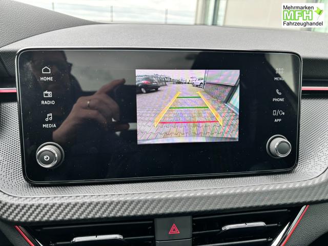 Skoda Kamiq Monte Carlo 1.0 TSI 115PS DSG, GRAU-MET/Dach schwarz, 18" ALU, AHK-VORBEREITUNG, Panoramadach, Matrix-LED, Parksensoren v/h, Kamera, Tempomat, Virtual Cockpit (8"!!), Kessy, Winter-Paket, Climatronic, Radio 8", SmartLink, NSW, Sport-M-Lederlenkrad beheizt, Dachreling 