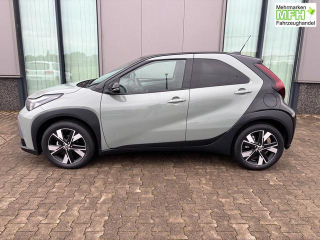 Toyota Aygo X Pulse 1.5 Hybrid 115PS CVT/AUTOMATIK, 3 Jahre Garantie, 17" Alufelgen, Metallic/Dach schwarz, Privacy-Glas, Sitzheizung, R&uuml;ckfahrkamera, Klimaautomatik, Audiosystem 9" + Smartphone-Integration, Lederlenkrad, ACC, ZV mit Fernbedienung, LED-Scheinwerfer 