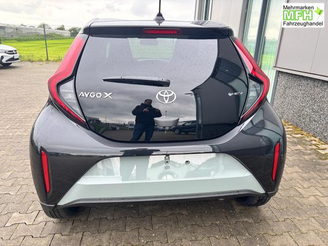 Toyota Aygo X Pulse 1.5 Hybrid 115PS CVT/AUTOMATIK, 3 Jahre Garantie, 17" Alufelgen, Metallic/Dach schwarz, Privacy-Glas, Sitzheizung, R&uuml;ckfahrkamera, Klimaautomatik, Audiosystem 9" + Smartphone-Integration, Lederlenkrad, ACC, ZV mit Fernbedienung, LED-Scheinwerfer 