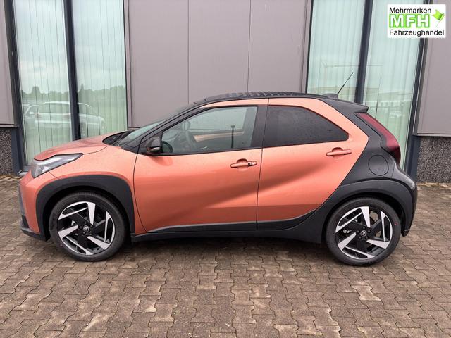 Toyota Aygo X Pulse 1.5 Hybrid 115PS CVT/AUTOMATIK, 3 Jahre Garantie, 17" Alufelgen, Metallic/Dach schwarz, Privacy-Glas, Sitzheizung, R&uuml;ckfahrkamera, Klimaautomatik, Audiosystem 9" + Smartphone-Integration, Lederlenkrad, ACC, ZV mit Fernbedienung, LED-Scheinwerfer 