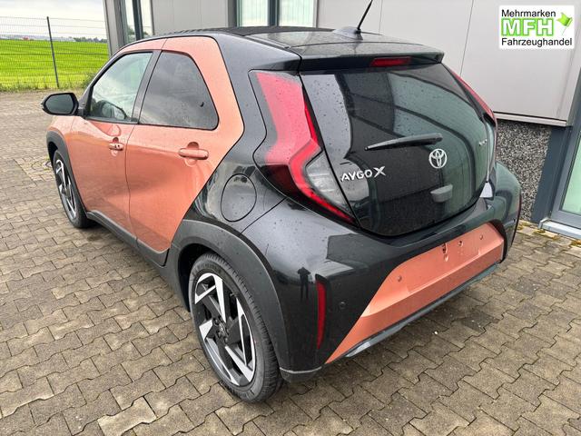 Toyota Aygo X Pulse 1.5 Hybrid 115PS CVT/AUTOMATIK, 3 Jahre Garantie, 17" Alufelgen, Metallic/Dach schwarz, Privacy-Glas, Sitzheizung, R&uuml;ckfahrkamera, Klimaautomatik, Audiosystem 9" + Smartphone-Integration, Lederlenkrad, ACC, ZV mit Fernbedienung, LED-Scheinwerfer 