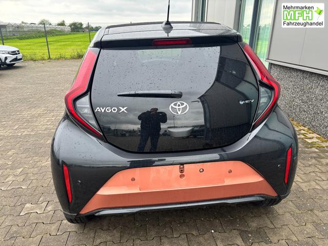 Toyota Aygo X Pulse 1.5 Hybrid 115PS CVT/AUTOMATIK, 3 Jahre Garantie, 17" Alufelgen, Metallic/Dach schwarz, Privacy-Glas, Sitzheizung, R&uuml;ckfahrkamera, Klimaautomatik, Audiosystem 9" + Smartphone-Integration, Lederlenkrad, ACC, ZV mit Fernbedienung, LED-Scheinwerfer 