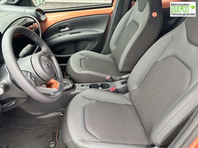 Toyota Aygo X Pulse 1.5 Hybrid 115PS CVT/AUTOMATIK, 3 Jahre Garantie, 17" Alufelgen, Metallic/Dach schwarz, Privacy-Glas, Sitzheizung, R&uuml;ckfahrkamera, Klimaautomatik, Audiosystem 9" + Smartphone-Integration, Lederlenkrad, ACC, ZV mit Fernbedienung, LED-Scheinwerfer 