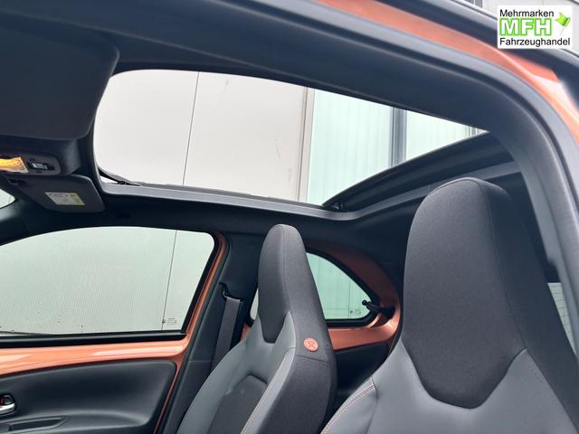 Toyota Aygo X Pulse 1.5 Hybrid 115PS CVT/AUTOMATIK, 3 Jahre Garantie, 17" Alufelgen, Metallic/Dach schwarz, Privacy-Glas, Sitzheizung, R&uuml;ckfahrkamera, Klimaautomatik, Audiosystem 9" + Smartphone-Integration, Lederlenkrad, ACC, ZV mit Fernbedienung, LED-Scheinwerfer 