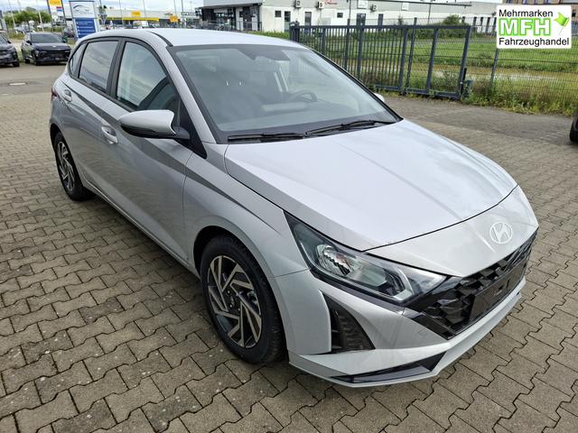 Hyundai i20 Family 1.0 T-GDI 90PS, NAVI 10,25", LUMEN-GREY METALLIC, Winter-Pack: Sitzheizung + Lenkradheizung, 16" ALU, Klimaautomatik, Privacy-Glas, Parksensoren hinten, R&uuml;ckfahrkamera, Tempomat, Lederlenkrad, Reserverad, Alarm, Armlehne, 4x elektr. Fensterheber 
