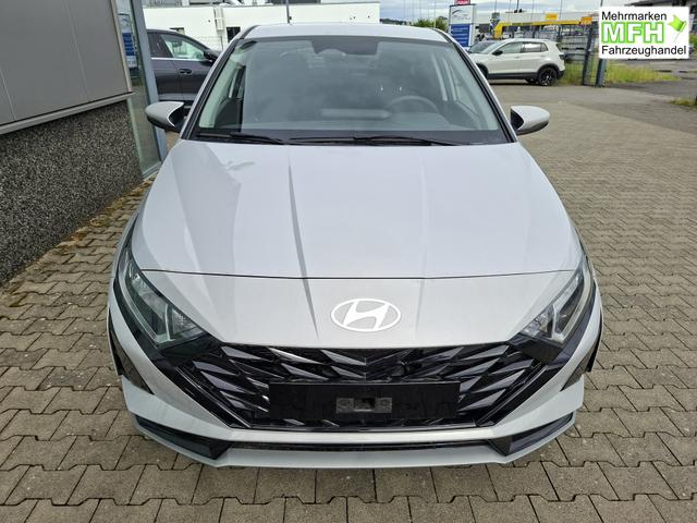Hyundai i20 Family 1.0 T-GDI 90PS, NAVI 10,25", LUMEN-GREY METALLIC, Winter-Pack: Sitzheizung + Lenkradheizung, 16" ALU, Klimaautomatik, Privacy-Glas, Parksensoren hinten, R&uuml;ckfahrkamera, Tempomat, Lederlenkrad, Reserverad, Alarm, Armlehne, 4x elektr. Fensterheber 