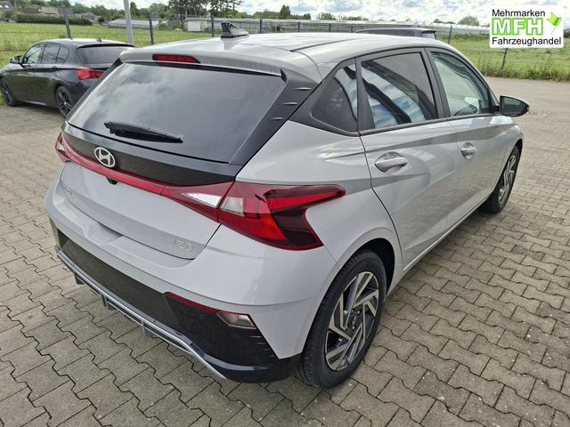 Hyundai i20 Family 1.0 T-GDI 90PS, NAVI 10,25", LUMEN-GREY METALLIC, Winter-Pack: Sitzheizung + Lenkradheizung, 16" ALU, Klimaautomatik, Privacy-Glas, Parksensoren hinten, R&uuml;ckfahrkamera, Tempomat, Lederlenkrad, Reserverad, Alarm, Armlehne, 4x elektr. Fensterheber 