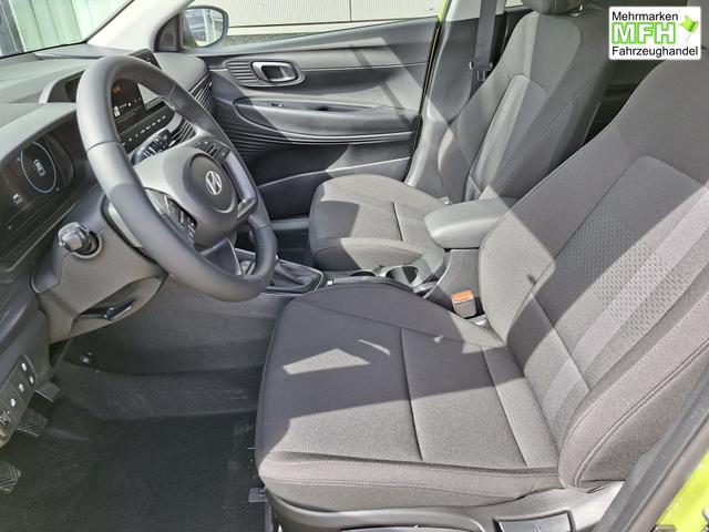 Hyundai i20 Family 1.0 T-GDI 90PS, NAVI 10,25", AURORA-GRAU METALLIC, Winter-Pack: Sitzheizung + Lenkradheizung, 16" ALU, Klimaautomatik, Privacy-Glas, Parksensoren hinten, R&uuml;ckfahrkamera, Tempomat, Lederlenkrad, Reserverad, Alarm, Armlehne, 4x elektr. Fensterheber 