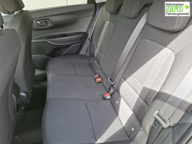 Hyundai i20 Family 1.0 T-GDI 90PS, NAVI 10,25", AURORA-GRAU METALLIC, Winter-Pack: Sitzheizung + Lenkradheizung, 16" ALU, Klimaautomatik, Privacy-Glas, Parksensoren hinten, R&uuml;ckfahrkamera, Tempomat, Lederlenkrad, Reserverad, Alarm, Armlehne, 4x elektr. Fensterheber 