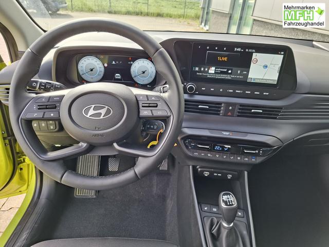 Hyundai i20 Family 1.0 T-GDI 90PS, NAVI 10,25", AURORA-GRAU METALLIC, Winter-Pack: Sitzheizung + Lenkradheizung, 16" ALU, Klimaautomatik, Privacy-Glas, Parksensoren hinten, R&uuml;ckfahrkamera, Tempomat, Lederlenkrad, Reserverad, Alarm, Armlehne, 4x elektr. Fensterheber 