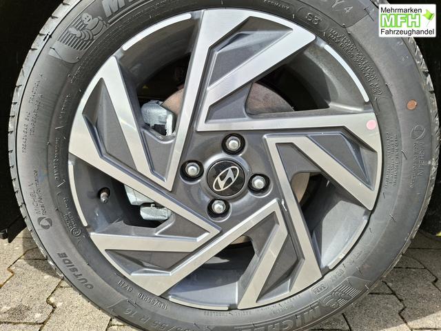 Hyundai i20 Family 1.0 T-GDI 90PS, NAVI 10,25", AURORA-GRAU METALLIC, Winter-Pack: Sitzheizung + Lenkradheizung, 16" ALU, Klimaautomatik, Privacy-Glas, Parksensoren hinten, R&uuml;ckfahrkamera, Tempomat, Lederlenkrad, Reserverad, Alarm, Armlehne, 4x elektr. Fensterheber 
