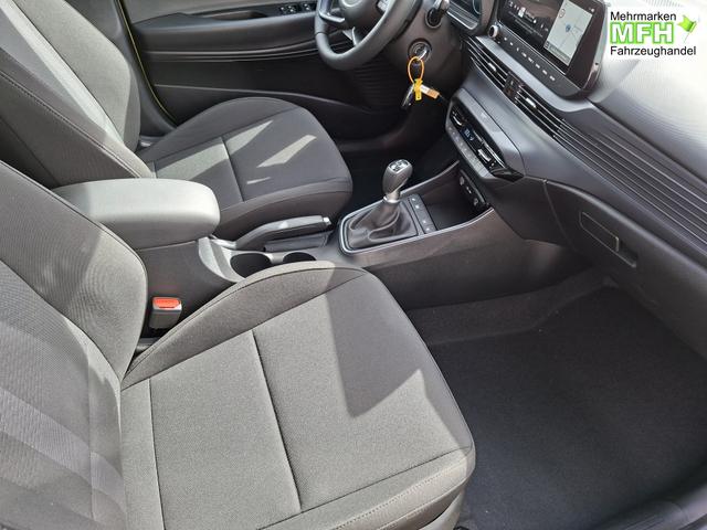 Hyundai i20 Family 1.0 T-GDI 90PS, NAVI 10,25", AURORA-GRAU METALLIC, Winter-Pack: Sitzheizung + Lenkradheizung, 16" ALU, Klimaautomatik, Privacy-Glas, Parksensoren hinten, R&uuml;ckfahrkamera, Tempomat, Lederlenkrad, Reserverad, Alarm, Armlehne, 4x elektr. Fensterheber 