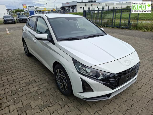 Hyundai i20 Family 1.0 T-GDI 90PS, NAVI 10,25", Sonderfarbe ATLAS-WHITE, Winter-Pack: Sitzheizung + Lenkradheizung, 16" ALU, Klimaautomatik, Privacy-Glas, Parksensoren hinten, R&uuml;ckfahrkamera, Tempomat, Lederlenkrad, Reserverad, Alarm, Armlehne, 4x elektr. Fensterheber 