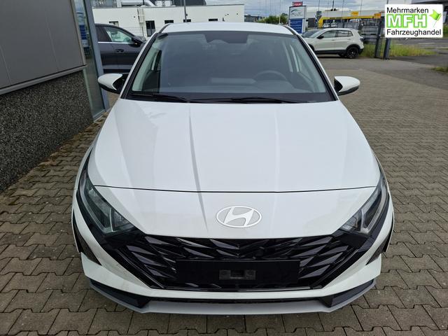 Hyundai i20 Family 1.0 T-GDI 90PS, NAVI 10,25", Sonderfarbe ATLAS-WHITE, Winter-Pack: Sitzheizung + Lenkradheizung, 16" ALU, Klimaautomatik, Privacy-Glas, Parksensoren hinten, R&uuml;ckfahrkamera, Tempomat, Lederlenkrad, Reserverad, Alarm, Armlehne, 4x elektr. Fensterheber 