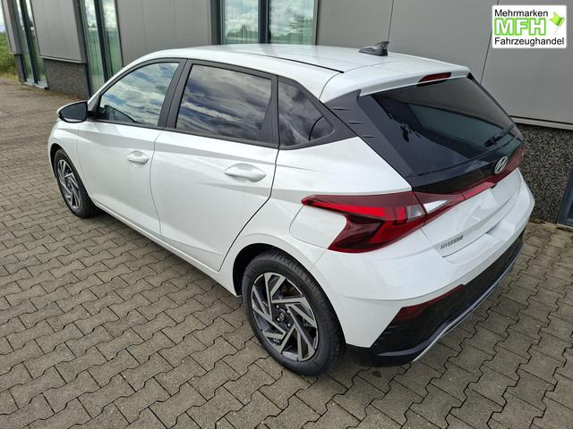 Hyundai i20 Family 1.0 T-GDI 90PS, NAVI 10,25", Sonderfarbe ATLAS-WHITE, Winter-Pack: Sitzheizung + Lenkradheizung, 16" ALU, Klimaautomatik, Privacy-Glas, Parksensoren hinten, R&uuml;ckfahrkamera, Tempomat, Lederlenkrad, Reserverad, Alarm, Armlehne, 4x elektr. Fensterheber 