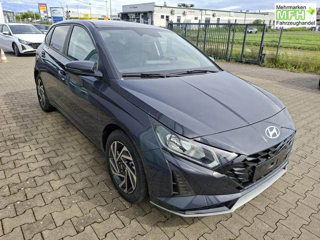 Hyundai i20 Family 1.0 T-GDI 90PS, NAVI 10,25", AURORA-GRAU METALLIC, Winter-Pack: Sitzheizung + Lenkradheizung, 16" ALU, Klimaautomatik, Privacy-Glas, Parksensoren hinten, R&uuml;ckfahrkamera, Tempomat, Lederlenkrad, Reserverad, Alarm, Armlehne, 4x elektr. Fensterheber 