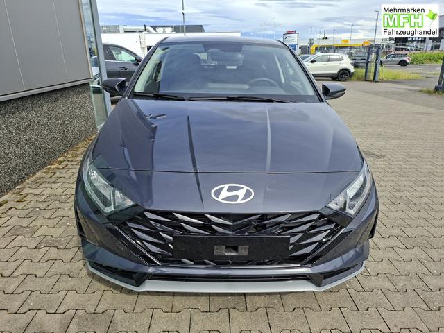 Hyundai i20 Family 1.0 T-GDI 90PS, NAVI 10,25", AURORA-GRAU METALLIC, Winter-Pack: Sitzheizung + Lenkradheizung, 16" ALU, Klimaautomatik, Privacy-Glas, Parksensoren hinten, R&uuml;ckfahrkamera, Tempomat, Lederlenkrad, Reserverad, Alarm, Armlehne, 4x elektr. Fensterheber 