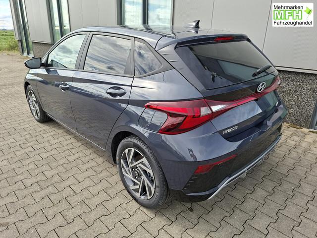 Hyundai i20 Family 1.0 T-GDI 90PS, NAVI 10,25", AURORA-GRAU METALLIC, Winter-Pack: Sitzheizung + Lenkradheizung, 16" ALU, Klimaautomatik, Privacy-Glas, Parksensoren hinten, R&uuml;ckfahrkamera, Tempomat, Lederlenkrad, Reserverad, Alarm, Armlehne, 4x elektr. Fensterheber 