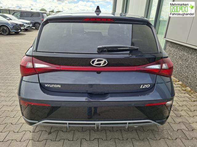 Hyundai i20 Family 1.0 T-GDI 90PS, NAVI 10,25", AURORA-GRAU METALLIC, Winter-Pack: Sitzheizung + Lenkradheizung, 16" ALU, Klimaautomatik, Privacy-Glas, Parksensoren hinten, R&uuml;ckfahrkamera, Tempomat, Lederlenkrad, Reserverad, Alarm, Armlehne, 4x elektr. Fensterheber 