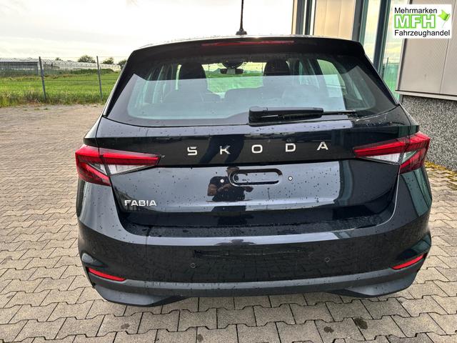 Skoda Fabia Extra Plus 1.0 TSI 116PS, 5 Jahre Garantie, BLACK-MAGIC METALLIC, CLIMATRONIC, BEHEIZTE FRONTSCHEIBE, SITZHEIZUNG, M-Lederlenkrad BEHEIZT, 15" ALU, Parksensoren hinten, R&uuml;ckfahrkamera, Infotainment 8", Virtual Cockpit, Tempomat, NSW, Wireless SmartLink 