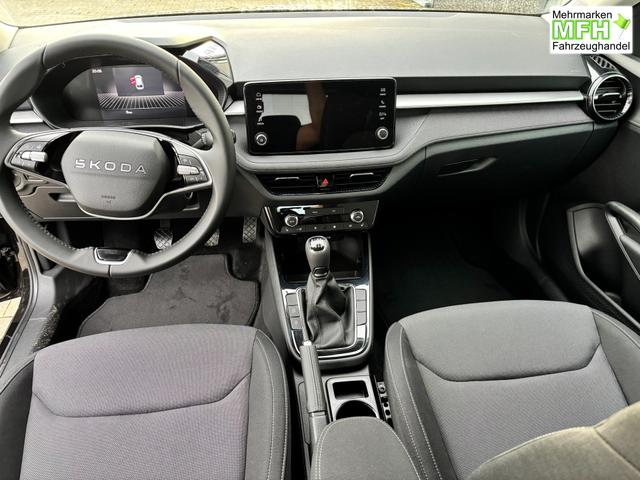 Skoda Fabia Extra Plus 1.0 TSI 116PS, 5 Jahre Garantie, BLACK-MAGIC METALLIC, CLIMATRONIC, BEHEIZTE FRONTSCHEIBE, SITZHEIZUNG, M-Lederlenkrad BEHEIZT, 15" ALU, Parksensoren hinten, R&uuml;ckfahrkamera, Infotainment 8", Virtual Cockpit, Tempomat, NSW, Wireless SmartLink 