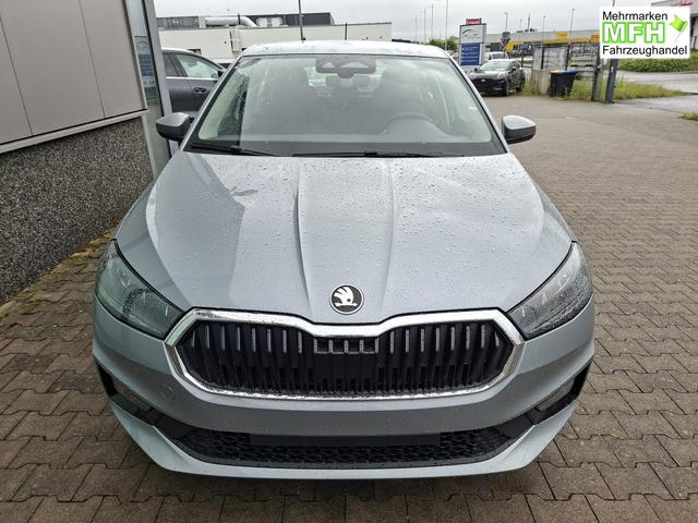 Skoda Fabia Extra Plus 1.0 TSI 116PS, 5 Jahre Garantie, SMOKEY-SILBER METALLIC, CLIMATRONIC, BEHEIZTE FRONTSCHEIBE, SITZHEIZUNG, M-Lederlenkrad BEHEIZT, 15" ALU, Parksensoren hinten, R&uuml;ckfahrkamera, Infotainment 8", Virtual Cockpit, Tempomat, NSW, Wireless SmartLink 