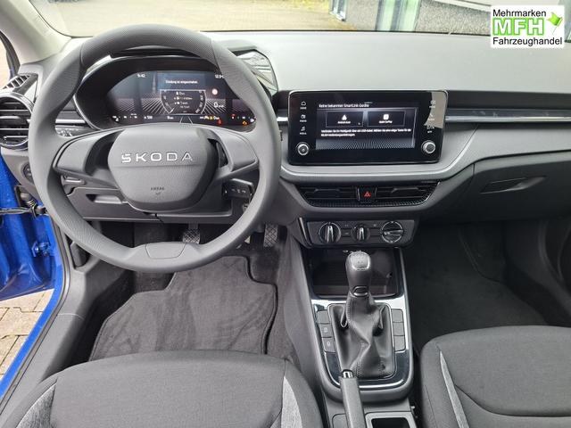 Skoda Fabia Extra 1.0 80PS, 5 Jahre Garantie, Energy-Blau, Klimaanlage, Parksensoren hinten, Infotainment 8", Virtual Cockpit, LED-Scheinwerfer, Nebelscheinwerfer, Wireless SmartLink (Navi-Funktion &uuml;ber Smartphone), Armlehne vorn, Fu&szlig;matten 