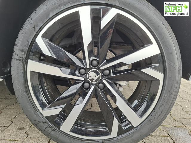 Skoda Kamiq Monte Carlo 1.5 TSI 150PS DSG, 5J GARANTIE, WEISS-MET/Dach schwarz, 18" ALU, AHK SCHWENKBAR, Panoramadach, Matrix-LED, Parksensoren v/h, Kamera, Tempomat, Virtual Cockpit (8"!!), Kessy, Winter-Paket, Climatronic, Radio 8", SmartLink, NSW, Sport-M-Lederlenkrad beheizt 