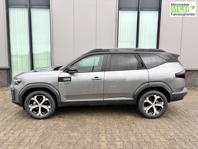 Dacia Bigster Journey FULL-HYBRID 155 (Benzin+Elektro), GRAU-METALLIC/DACH SCHWARZ, BEHEIZTE FRONTSCHEIBE, SITZHEIZUNG, LENRADKRADHEIZUNG, TOTER-WINKEL-ASSISTENT, PARKSENSOREN VORN/HINTEN, MULTIVIEW-KAMERA, 18" ALUFELGEN, PRIVACY-GLAS, NAVIGATION, ELEKTR. HECKKLAPPE, ACC 