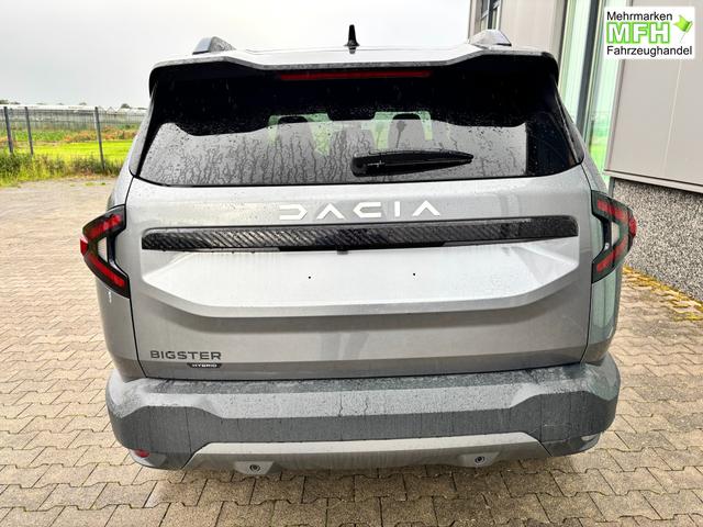 Dacia Bigster Journey FULL-HYBRID 155 (Benzin+Elektro), GRAU-METALLIC/DACH SCHWARZ, BEHEIZTE FRONTSCHEIBE, SITZHEIZUNG, LENRADKRADHEIZUNG, TOTER-WINKEL-ASSISTENT, PARKSENSOREN VORN/HINTEN, MULTIVIEW-KAMERA, 18" ALUFELGEN, PRIVACY-GLAS, NAVIGATION, ELEKTR. HECKKLAPPE, ACC 
