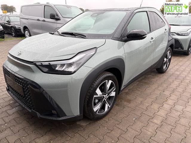 Toyota Aygo X Pulse 1.5 Hybrid 115PS CVT/AUTOMATIK, 3 Jahre Garantie, 17" Alufelgen, Uni-Lackierung Tarragon /Dach schwarz, Privacy-Glas, Sitzheizung, R&uuml;ckfahrkamera, Klimaautomatik, Audiosystem 9" + Smartphone-Integration, Lederlenkrad, ACC, ZV mit Fernbedienung 