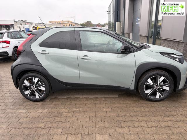 Toyota Aygo X Pulse 1.5 Hybrid 115PS CVT/AUTOMATIK, 3 Jahre Garantie, 17" Alufelgen, Uni-Lackierung Tarragon /Dach schwarz, Privacy-Glas, Sitzheizung, R&uuml;ckfahrkamera, Klimaautomatik, Audiosystem 9" + Smartphone-Integration, Lederlenkrad, ACC, ZV mit Fernbedienung 