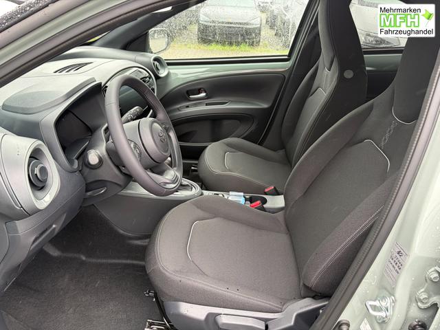Toyota Aygo X Pulse 1.5 Hybrid 115PS CVT/AUTOMATIK, 3 Jahre Garantie, 17" Alufelgen, Uni-Lackierung Tarragon /Dach schwarz, Privacy-Glas, Sitzheizung, R&uuml;ckfahrkamera, Klimaautomatik, Audiosystem 9" + Smartphone-Integration, Lederlenkrad, ACC, ZV mit Fernbedienung 