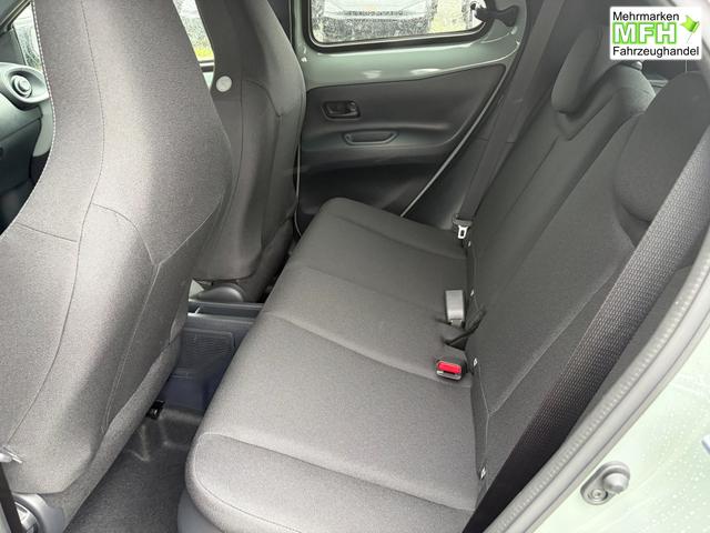 Toyota Aygo X Pulse 1.5 Hybrid 115PS CVT/AUTOMATIK, 3 Jahre Garantie, 17" Alufelgen, Uni-Lackierung Tarragon /Dach schwarz, Privacy-Glas, Sitzheizung, R&uuml;ckfahrkamera, Klimaautomatik, Audiosystem 9" + Smartphone-Integration, Lederlenkrad, ACC, ZV mit Fernbedienung 
