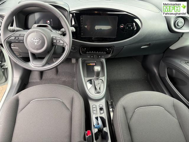 Toyota Aygo X Pulse 1.5 Hybrid 115PS CVT/AUTOMATIK, 3 Jahre Garantie, 17" Alufelgen, Uni-Lackierung Tarragon /Dach schwarz, Privacy-Glas, Sitzheizung, R&uuml;ckfahrkamera, Klimaautomatik, Audiosystem 9" + Smartphone-Integration, Lederlenkrad, ACC, ZV mit Fernbedienung 