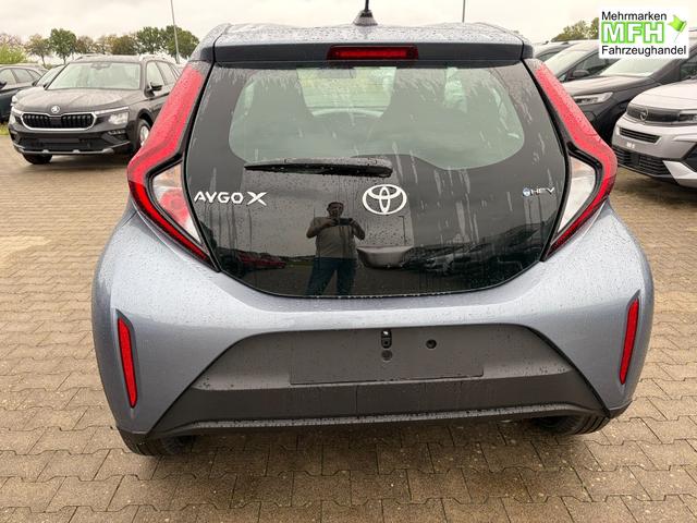 Toyota Aygo X Play 1.5 Hybrid 115PS CVT/AUTOMATIK, Celestite Grey Metallic , 3 Jahre Garantie, 17" Alufelgen, Sitzheizung, R&uuml;ckfahrkamera, Klimaautomatik, Audiosystem 9" + Smartphone-Integration, Lederlenkrad, ACC, ZV mit Fernbedienung 