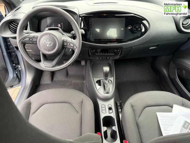 Toyota Aygo X Play 1.5 Hybrid 115PS CVT/AUTOMATIK, Celestite Grey Metallic , 3 Jahre Garantie, 17" Alufelgen, Sitzheizung, R&uuml;ckfahrkamera, Klimaautomatik, Audiosystem 9" + Smartphone-Integration, Lederlenkrad, ACC, ZV mit Fernbedienung 