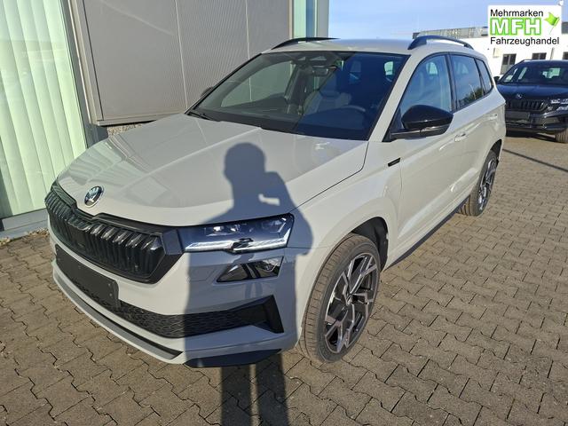 Skoda Karoq Sportline 1.5 TSI 150PS DSG, STAHL-GRAU, 5JGARANTIE, AHK SCHWENKBAR, 19" ALU SAGITARIUS, BEHEIZTE FRONTSCHEIBE, SITZHEIZUNG, MATRIX-LED, Elektr. Heckklappe, Virtual Cockpit 10", Climatronic, NAVI, ACC, Parksensoren v/h, R&uuml;ckfahrkamera, Dachreling, PRIVACY-GLAS 