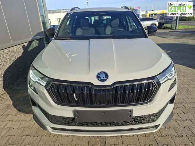 Skoda Karoq Sportline 1.5 TSI 150PS DSG, STAHL-GRAU, 5JGARANTIE, AHK SCHWENKBAR, 19" ALU SAGITARIUS, BEHEIZTE FRONTSCHEIBE, SITZHEIZUNG, MATRIX-LED, Elektr. Heckklappe, Virtual Cockpit 10", Climatronic, NAVI, ACC, Parksensoren v/h, R&uuml;ckfahrkamera, Dachreling, PRIVACY-GLAS 