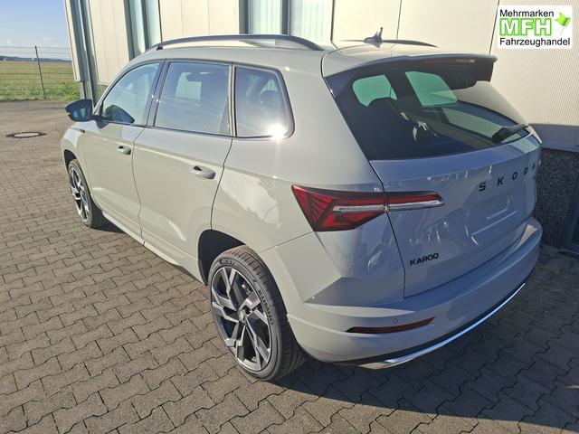 Skoda Karoq Sportline 1.5 TSI 150PS DSG, STAHL-GRAU, 5JGARANTIE, AHK SCHWENKBAR, 19" ALU SAGITARIUS, BEHEIZTE FRONTSCHEIBE, SITZHEIZUNG, MATRIX-LED, Elektr. Heckklappe, Virtual Cockpit 10", Climatronic, NAVI, ACC, Parksensoren v/h, R&uuml;ckfahrkamera, Dachreling, PRIVACY-GLAS 