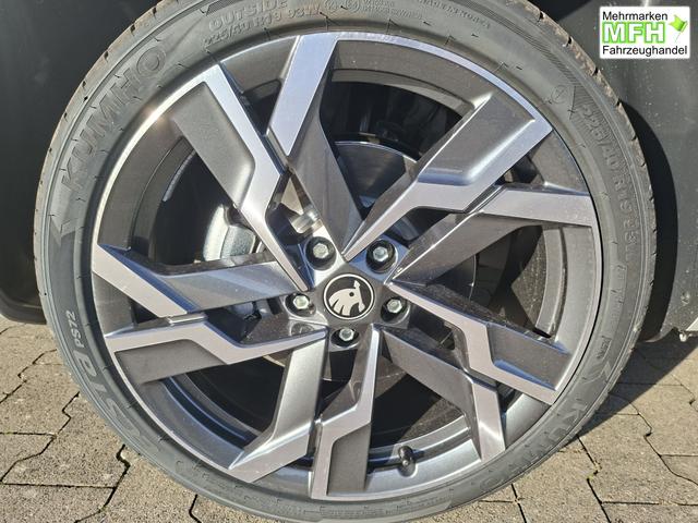 Skoda Karoq Sportline 1.5 TSI 150PS DSG, WEISS-MET, 5JGARANTIE, AHK SCHWENKBAR, 19" ALU SAGITARIUS, BEHEIZTE FRONTSCHEIBE, SITZHEIZUNG, MATRIX-LED, Elektr. Heckklappe, Virtual Cockpit 10", Climatronic, NAVI, ACC, Parksensoren v/h, R&uuml;ckfahrkamera, Dachreling, PRIVACY-GLAS 