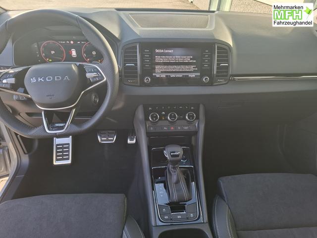 Skoda Karoq Sportline 1.5 TSI 150PS DSG, WEISS-MET, 5JGARANTIE, AHK SCHWENKBAR, 19" ALU SAGITARIUS, BEHEIZTE FRONTSCHEIBE, SITZHEIZUNG, MATRIX-LED, Elektr. Heckklappe, Virtual Cockpit 10", Climatronic, NAVI, ACC, Parksensoren v/h, R&uuml;ckfahrkamera, Dachreling, PRIVACY-GLAS 