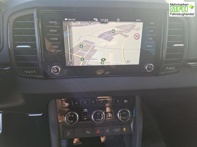 Skoda Karoq Sportline 1.5 TSI 150PS DSG, WEISS-MET, 5JGARANTIE, AHK SCHWENKBAR, 19" ALU SAGITARIUS, BEHEIZTE FRONTSCHEIBE, SITZHEIZUNG, MATRIX-LED, Elektr. Heckklappe, Virtual Cockpit 10", Climatronic, NAVI, ACC, Parksensoren v/h, R&uuml;ckfahrkamera, Dachreling, PRIVACY-GLAS 
